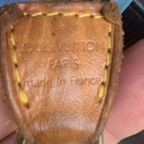 Louis Vuitton bucket pouch with strap - Picture 7 of 11